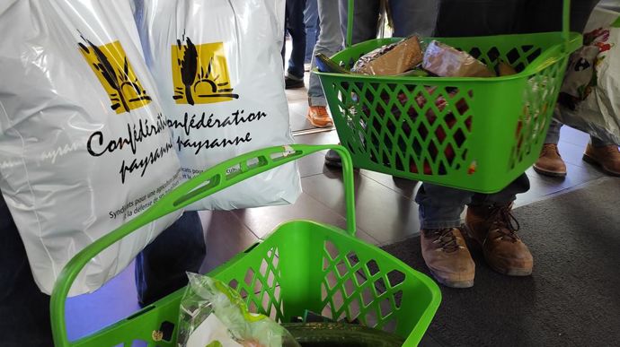 Plusieurs paniers de légumes ont été déposés à la Direction des douanes. Ils devraient être données ensuite à un centre de migrants.