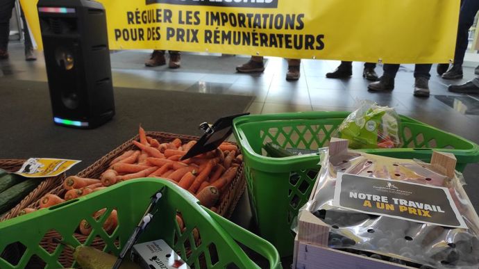 Plusieurs variétés de fruits et légumes ont été récupérés par les agriculteurs, certains de saison et d'autres d'été.