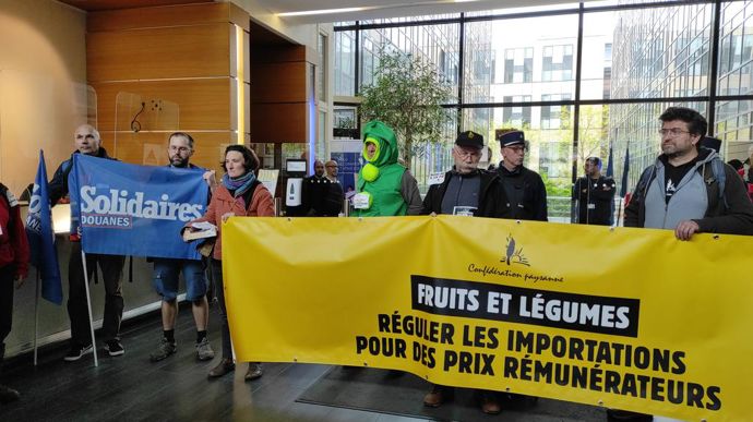 Le syndicat des douanes « Solidaires » était présent pour soutenir l'action.