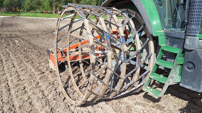La largeur de l'ensemble est de 4,2 m, à cause des roues arrière.