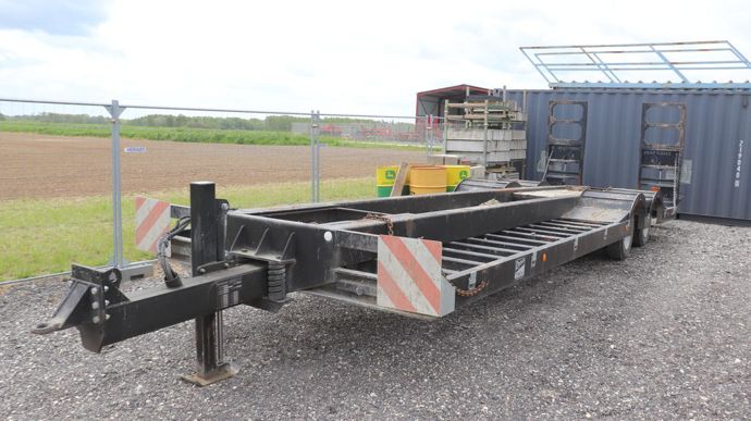 Un porte-engins est nécessaire pour déplacer l'ensemble sur de grandes distances.