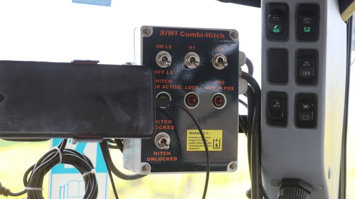 Ce boitier en cabine gère et indique le verrouillage des deux modules d'attelage.