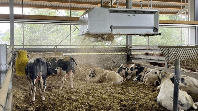 Betebe innove avec le Straw Express. Ce dispositif de paillage suspendu se distingue par son système de coupe et de collecte automatique de la ficelle. Il peut stocker les ficelles de 12 bottes carrées.