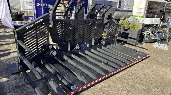 Agriest dévoile sa fourche à ensilage XXL. Les dents de la fourche affichent une longueur de 1 255 mm. Pour assurer une bonne résistance à l’usure et au frottement, ils sont en hardox 500. Avec une rehausse de tablier central de 450 mm, la fourche atteint une hauteur totale de 1,5 m.