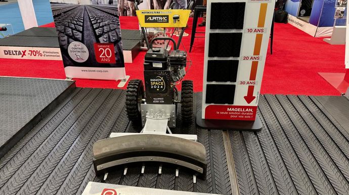 Bioret présente une solution d'entretien de ses tapis raînurés. L'entreprise vend la prestation d'entretien, une opération effectuée avec cette machinisme spécifique qui cure chaque raînure.