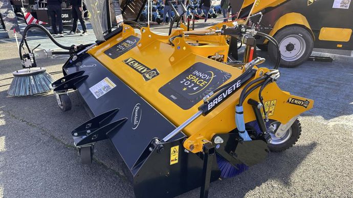 Emily présente la balayeuse Pro'Sweep Max. Cette machine est équipée d'un bac de ramassage et d'une brosse latérale. Elle peut être montée sur un chargeur télescopique ou encore un relevage avant de tracteur.