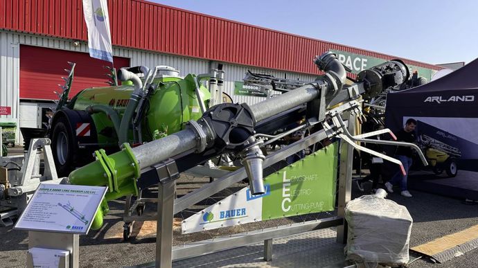 Bauer présente sa pompe à arbre long Magnum. Avec ses puissances disponibles de 11 à 22 kW, elle convient à des fosses de 2 à 6 mètres de profondeur. Elle est disponible avec ou sans dispositif de coupe.