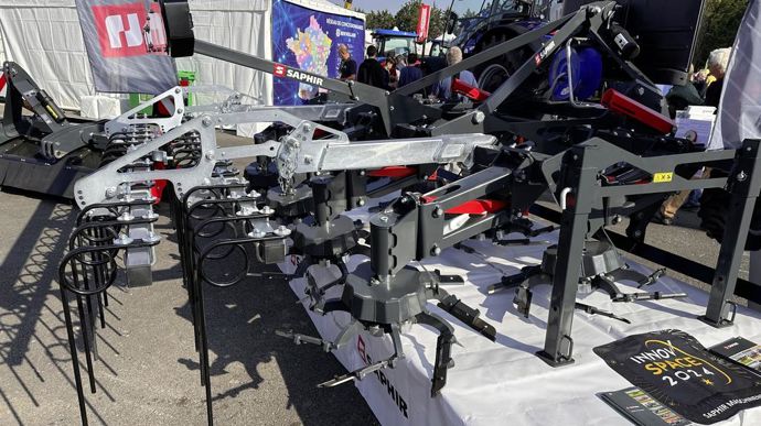 Nouveau venu sur le marché français, Saphir présente son déchaumeur Grindstar. L’outil est conçu pour réaliser un déchaumage ultra-superficiel pour une gestion postrécolte des adventices et de la germination des grains non récoltés.