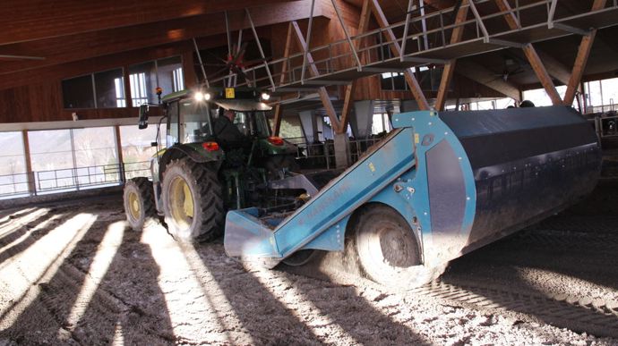 Les bouses remontent sur un tapis vibrant qui éjecte le sable avant d’atterrir dans un espace de stockage à l’arrière de la machine.