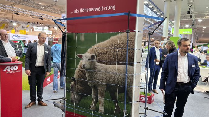  - Comme plusieurs de ses concurrents, Kerbl s’attaque à la prédation des troupeaux et propose une clôture électrique Ako spécifiquement développée pour maintenir les loups à bonne distance. Les cinq premières lignes sont électrifiées tandis que le ruban supérieur, placé à 130 cm de hauteur, sert uniquement  à décourager les sauts.