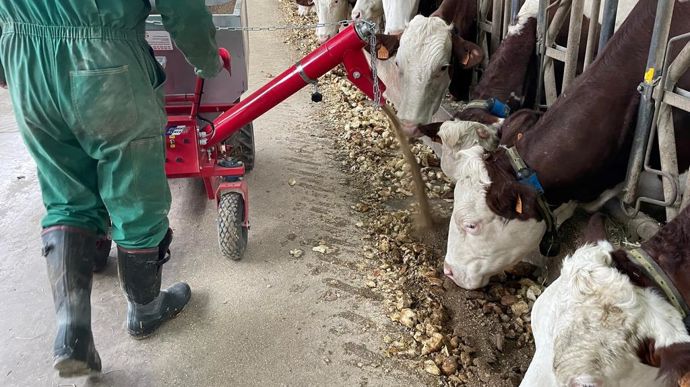 ECS est récompensé d’une étoile pour Ali e Mob, une brouette distributrice électrique dotée de la reconnaissance faciale. Cet automoteur à poste marchant permet la distribution par vis sans fin de concentré à l’auge ou au sol de façon individuelle pour chaque animal.