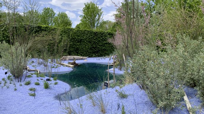 Les 12 tonnes de verre déversés dans ce jardin simulent la mer et le sel, omniprésents alors que le niveau des mers s’élève. Une végétation adaptée permet d’anticiper.