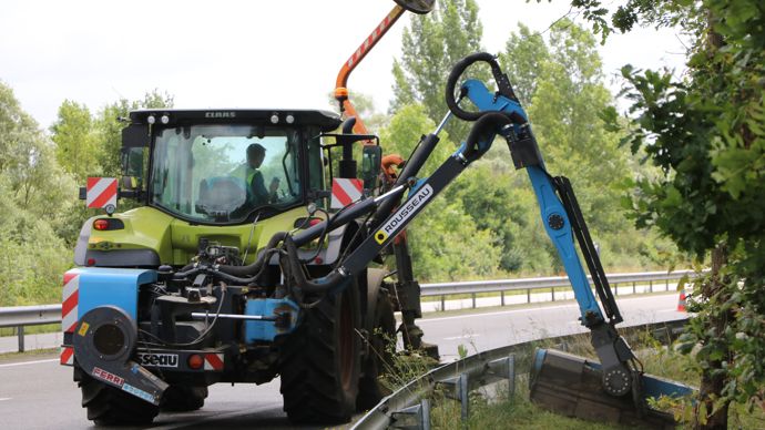 La E-Fulgor reçoit une tête de broyage de 1,60 m. Elle est associée à un Arion 530.