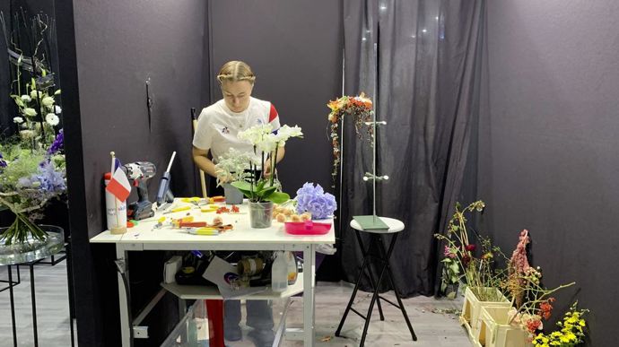 Sarah Boune, pendant sa compétition mondiale d'art floral.