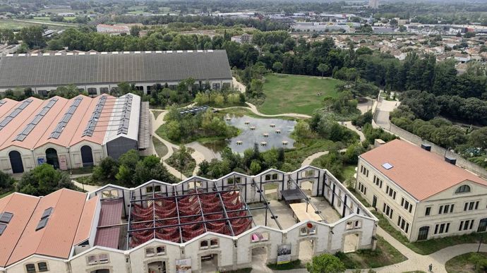 Du haut de cette tour, tout le paysage environnant peut être découvert dont les trois éléments qui ont marqué la conception du jardin, la Camargue, la plaine de la Crau et le massif des Alpilles.