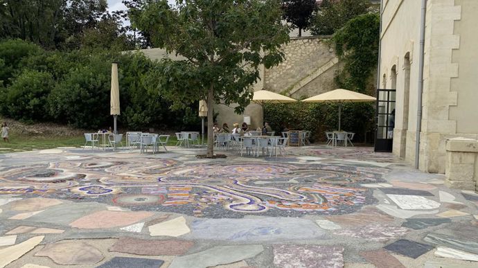 ... y compris sur certains revêtements de sol.