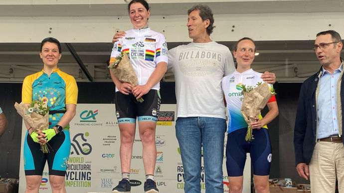 Sur le podium de la catégorie Féminine, Anne-Claire Tribut du Cerfrance Alliance comtoise (1ere), Zoé Le Bihan de Terres Inovia (2e) et Camille Jovignot de Total énergies renouvelables (3e), avec Gilles Benchetrit de Syngenta. A droite, Sylvain Marmier du CA Franche-Comté.