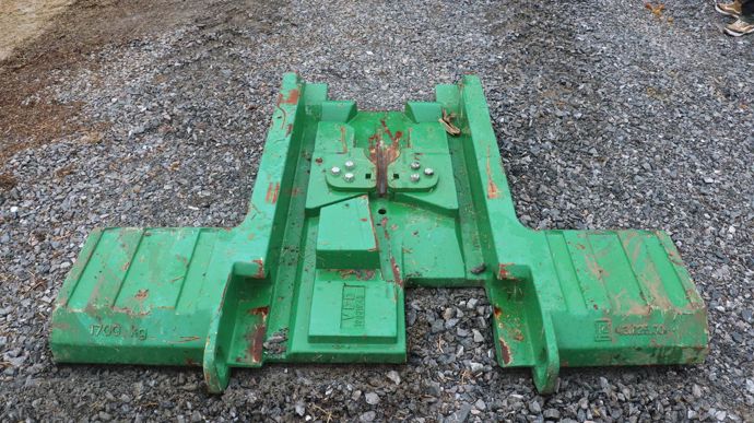 Les glissières de la masse EZ Balllast doivent être propres pour êtres montées sur le tracteur.