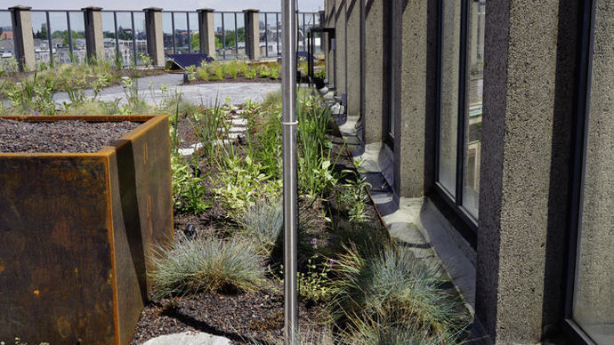 La vanne réagit aux changements météorologiques en s'ouvrant et en se fermant automatiquement.