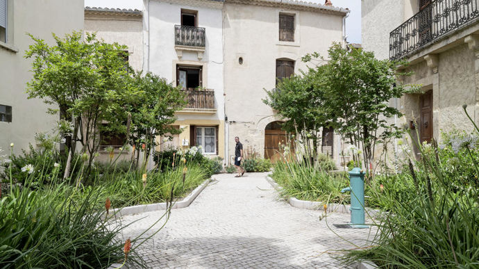 Photo 7 - Catégorie des espaces publics urbains, villes de moins de 10 000 habitants, La Victoire d’or est revenu à Vic-la-Gardiole (34). Le centre historique a été entièrement remis en valeur grâce au végétal, « une prouesse pour une commune de cette taille », a apprécié le jury.