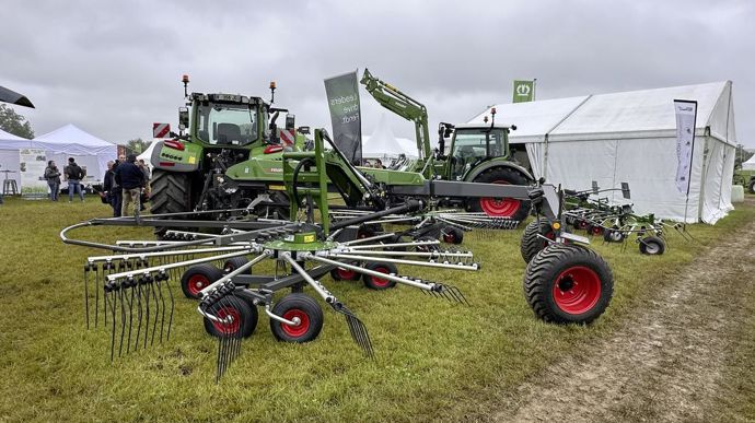 Fendt renouvelle sa gamme d'andaineurs à dépose centrale avec la série C qui comprend six modèles, pour des largeurs de travail de 7,60 à 10 mètres. Les trois plus gros modèles se déclinent en version Pro avec un pilotage Isobus qui permet de relever automatiquement les rotors en bout de champ.