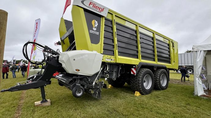 Un an après le rachat de la ligne de production à Claas, Fliegl expose ses autochargeuses Cargos.