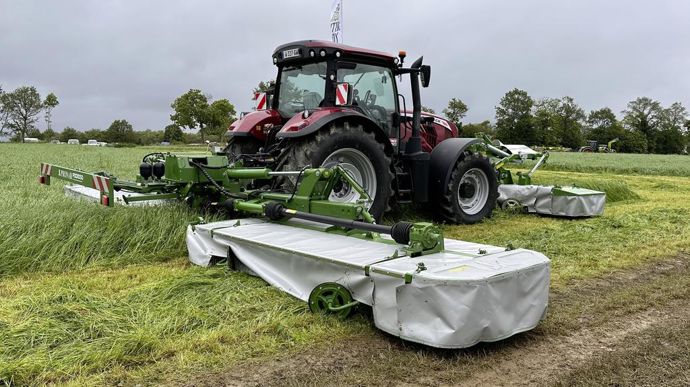 Pronar poursuit son implantation sur le marché français avec ce combiné de fauche PDD 1050 d'une largeur de travail allant de 9,70 à 10,50 m.