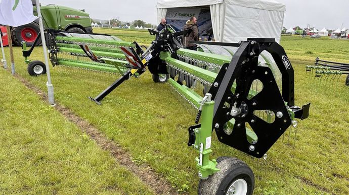 Samasz propose une solution d'andainage « à l'ancienne » avec le Twist 700. Attelé à l'avant du travail, il permet de réaliser l'andainage et le pressage en un seul passage. L'entrainement des deux unités est hydraulique.
