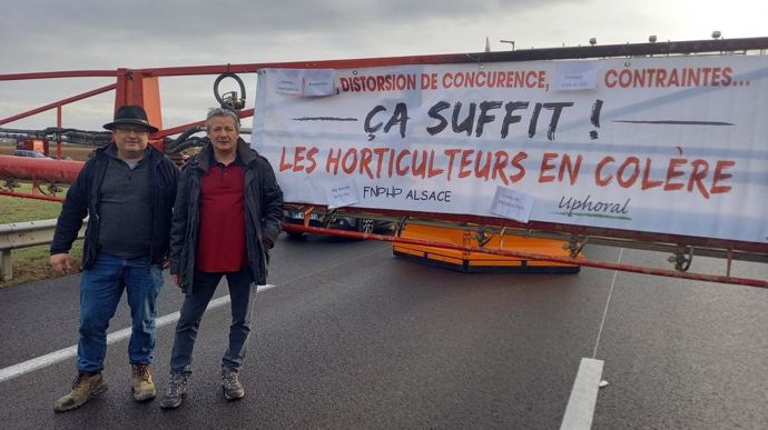 « Nous sommes de ceux qui façonnent les paysages, qui créent des terrains fertiles pour la biodiversité en ville comme à la campagne, qui participent à rendre notre monde plus viable. Pour autant notre voix reste inaudible et notre travail n’est pas rémunéré à sa juste valeur », rappellent les horticulteurs, eux aussi en colère.