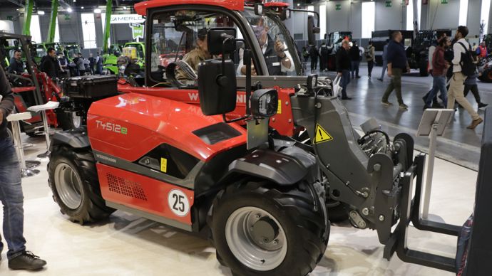  - Weidemann présente en avant-première internationale le T4512e. Il s’agit de la version électrique de son chargeur télescopique compact. Les performances sont les mêmes que pour le thermique : 4,5 m et 1,2 t de capacité de levage, grâce à un moteur électrique de 25 kW. Un second moteur de 23 kW fait avancer l’engin jusqu’à 25 km/h. La batterie lithium-ion assure une autonomie de 4h30 en cycle mixte (route, chargement, hydraulique).