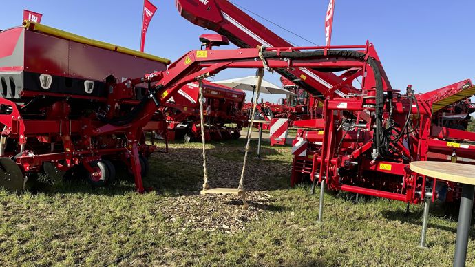 Grimme apporte un peu de légèreté avec cette balançoire intégrée sur le portique de son ensemble de plantation.