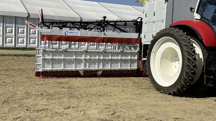 NuCrop présente une  nouvelle technique de défanage sans produits chimiques. Elle élimine les fanes à l’aide d’un liquide conducteur et d’un courant électrique.