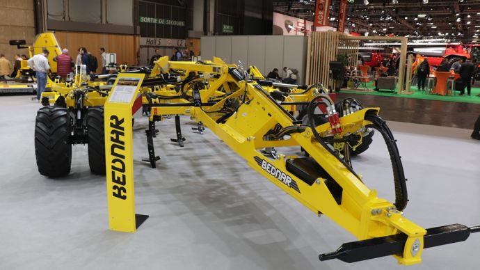  - Bednar est venu au Sima avec plusieurs nouveautés et notamment son déchaumeur trainé Fenix Fo-Profi. Cette machine, composée de quatre rangées de dents, est disponible en quatre largeurs, de 4 à 7,9 m.