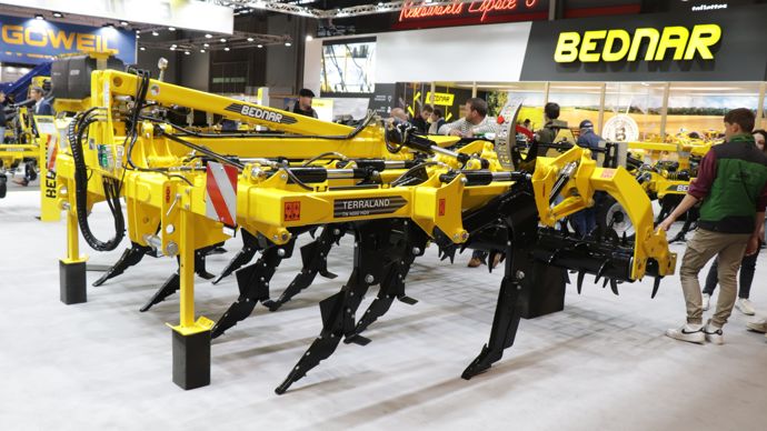  - Bednar présente une nouvelle déclinaison de son décompacteur Terraland. Le TN HD9 est présenté en versions portée repliable de 4 m de largeur de travail. Il est proposé avec les dents Acti-Mix, ou les dents Zero-Mix.