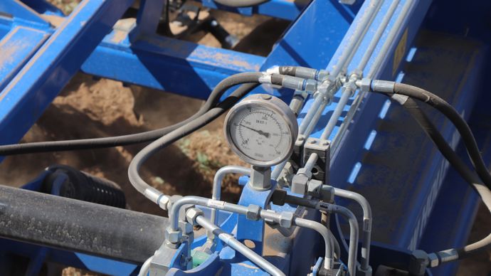  - Ce manomètre indique la pression dans le circuit de repliage. Il doit être mis à zéro pendant le travail.
