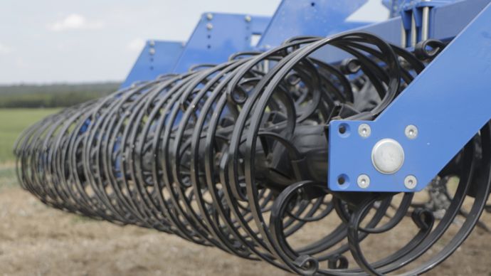  - New Holland équipe son STC d'un rouleau à lames vibrantes montées en quinconce.