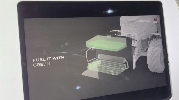 Dans le Range Extender, le méthanol subit une transformation chimique pour devenir de l’hydrogène H2. Ce dernier, combiné avec l’air H20, est converti en électricité puis envoyée dans les batteries du tracteur.