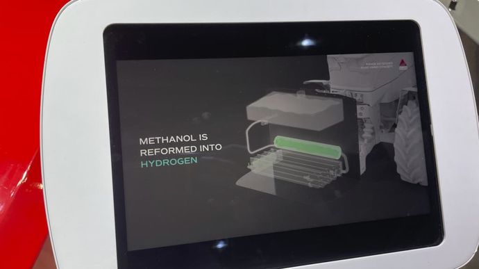 Dans le Range Extender, le méthanol subit une transformation chimique pour devenir de l’hydrogène H2. Ce dernier, combiné avec l’air H20, est converti en électricité puis envoyée dans les batteries du tracteur.