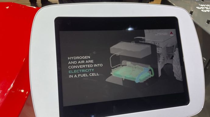 Dans le Range Extender, le méthanol subit une transformation chimique pour devenir de l’hydrogène H2. Ce dernier, combiné avec l’air H20, est converti en électricité puis envoyée dans les batteries du tracteur.