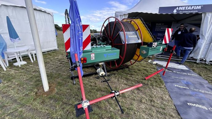 L’utilisation du goutte-à-goutte pour irriguer les pommes de terre continue de faire son chemin. Jaulent, petite entreprise du sud de la France, exposait sa solution pour la pose et la reprise de conduites.