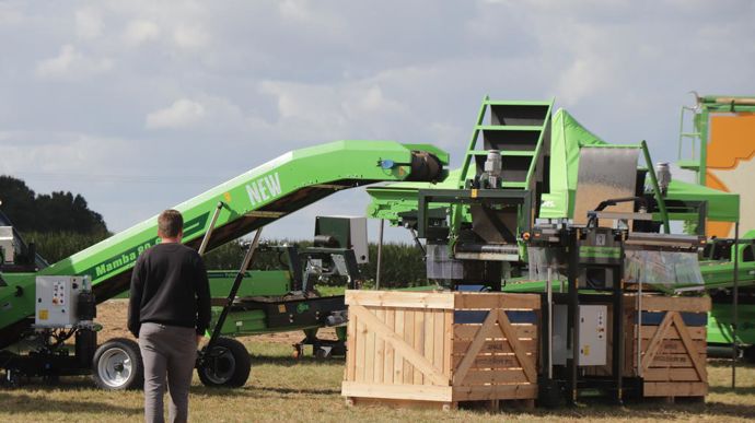 AVR présentait deux nouveaux produits réservés au stockage, avec l’arrivée d’un remplisseur de caisse baptisée Scorpio et les convoyeurs Manba, proposés en deux longueurs.