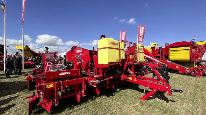 La GL 860 Compacta, la planteuse à 8 rangs repliable de chez Grimme, est désormais proposée en version de 90 cm, y compris dans sa version avec cape de buttage.