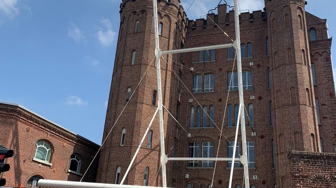 La « filature monstre » ou ancien château d'industrie abrite depuis 30 ans le Centre national des archives du monde du travail.