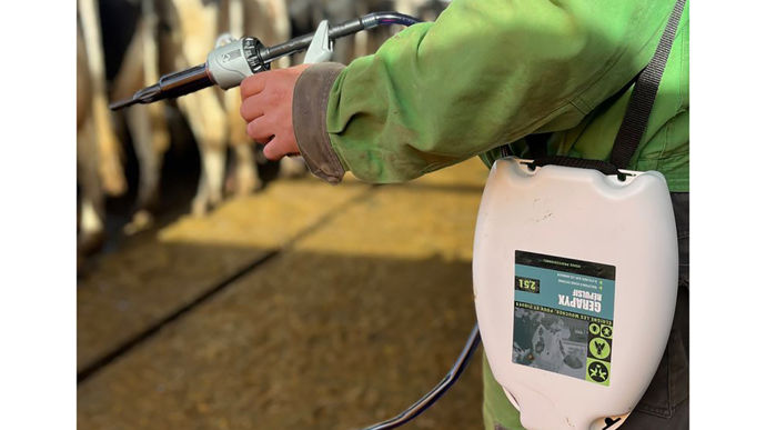 Le jury décerne une étoile à Armosa SAS pour Gérapyx, un répulsif à base de pyrèthre naturel et de geraniol utilisable en agriculture biologique contre les mouches (y compris les culicoïdes), poux et tiques. Le produit s’applique sur la ligne de dos des bovins, ovins, caprins et équins à l'aide d'un pistolet applicateur, en pour-on. Un colorant bleu permet d’identifier les animaux traités.