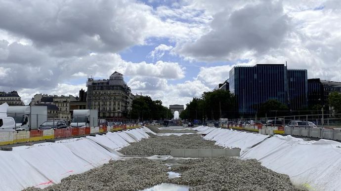 L’ensemble de l’aménagement a été raisonné pour optimiser l’infiltration sur place des eaux de ruissellement, selon le principe établi par la Ville de Paris, PariPluie.