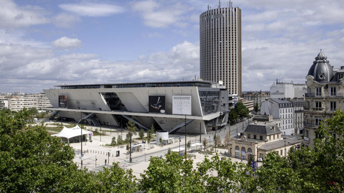Devant le palais des Congrès s'étend un jardin sur dalle de 12 000 m2 essentiellement planté de vivaces et d’arbustes.