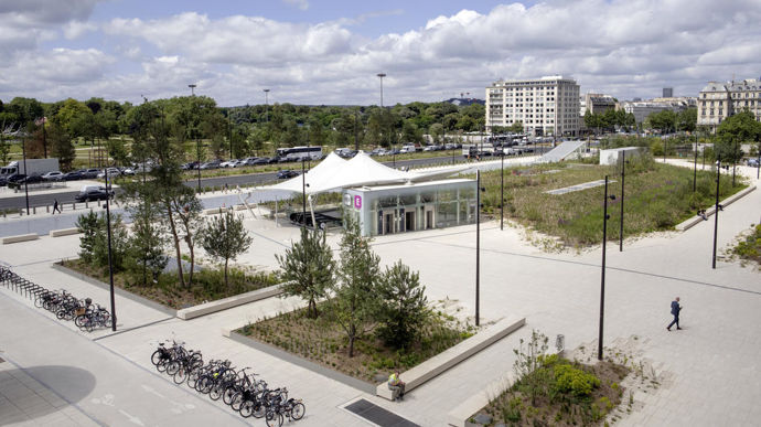 L’objectif ici était de mailler les différentes infrastructures de la place, en particulier les nouveaux accès pour les transports en commun.
