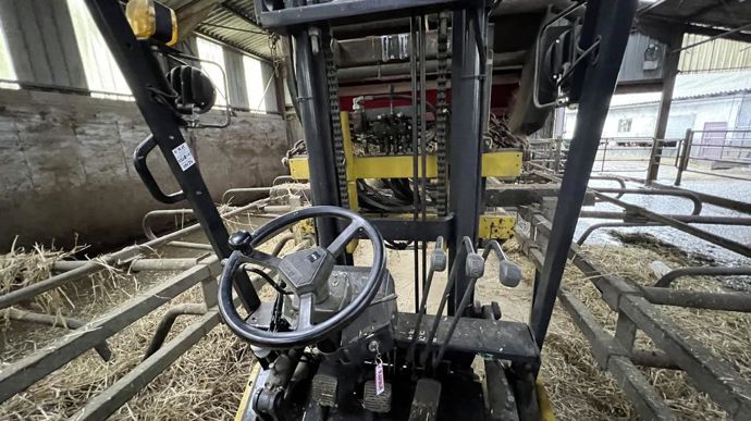 Il ne reste que quelque dizaines  centimètres de chaque côté de la machine pour manœuvrer.