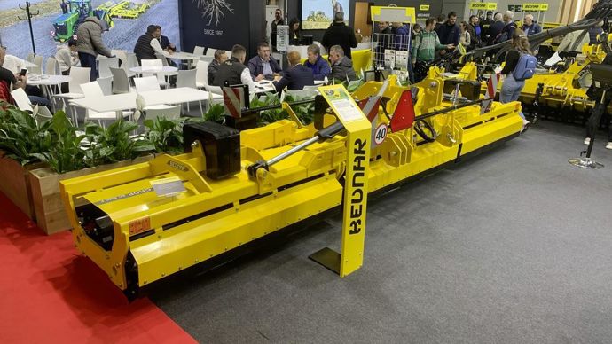 Le Speed Chop SC-F de Bednar, un double rouleau hacheur porté, se place aussi bien à l’avant qu’à l’arrière du tracteur, multipliant ses usages possibles, en combiné ou en solo. Il existe en 3, 4 et 6 mètres.