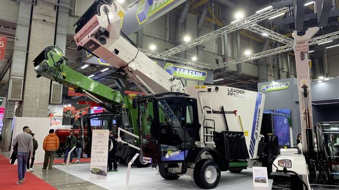 Faresin élargit sa gamme de mélangeuses électriques avec la nouvelle Leader PF 1.17 Full Electric, une machine de 17 m3, qui réduit les coûts d’exploitation de 70 % par rapport à la version thermique.